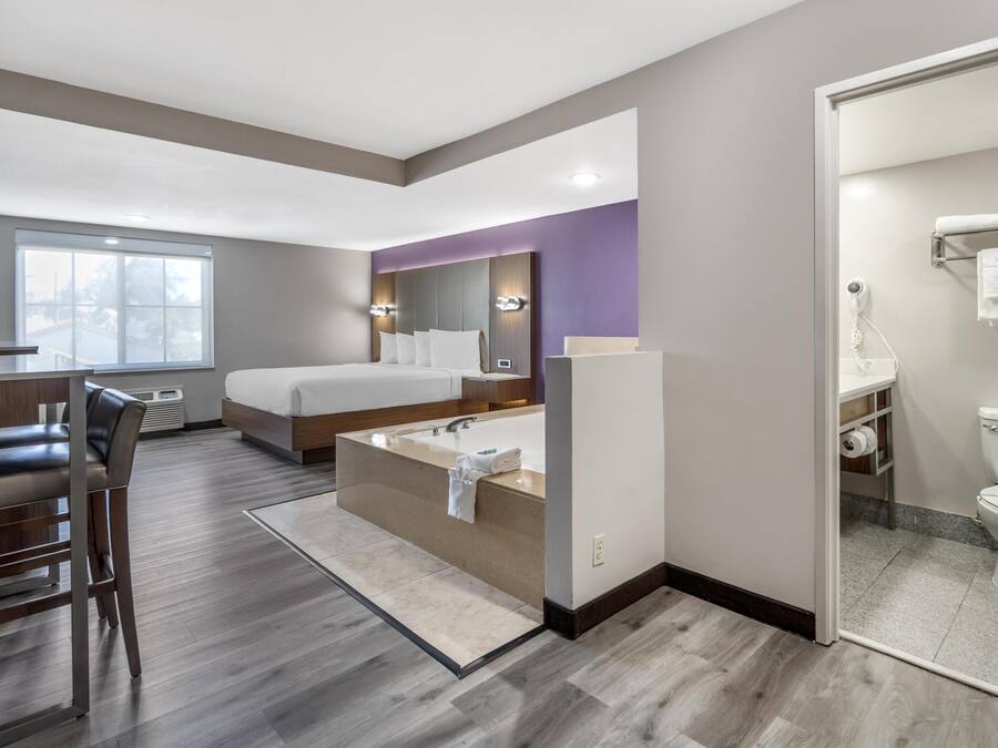 Kamar Standar, 1 Tempat Tidur King, Bebas Asap Rokok, jet tub | Seprai premium, brankas, meja kerja, dan tirai kedap cahaya