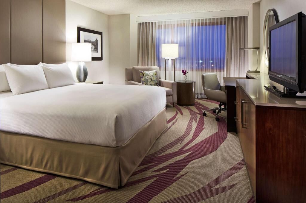 Hypo-allergenic bedding, down comforters, in-room safe, desk