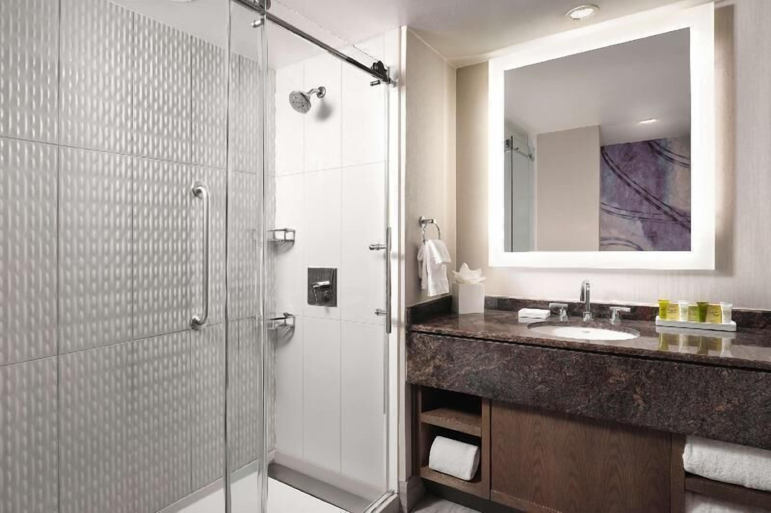 Bathroom | Combined shower/tub, eco-friendly toiletries, hair dryer, towels