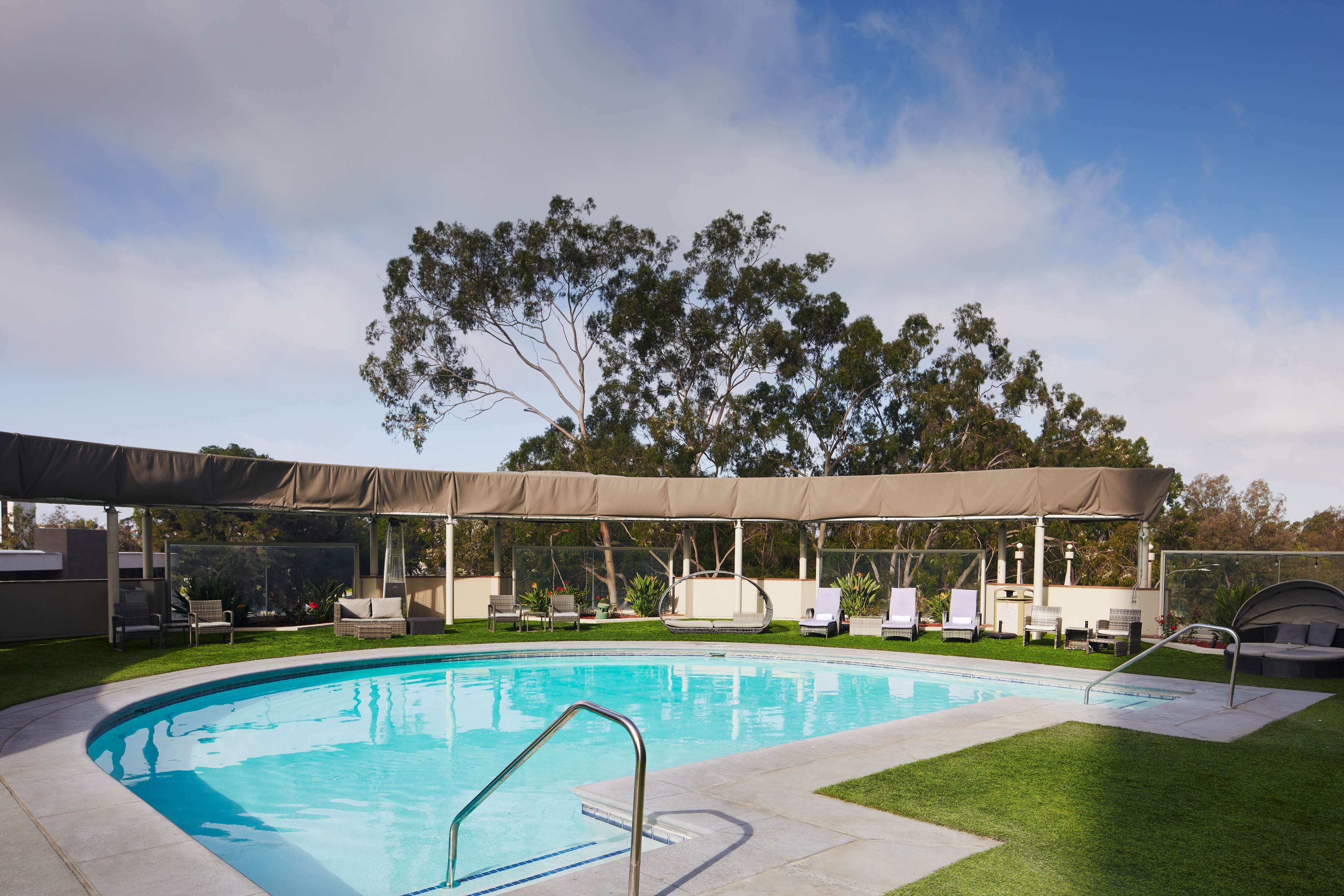 Una piscina al aire libre, camas de piscina gratis, sombrillas