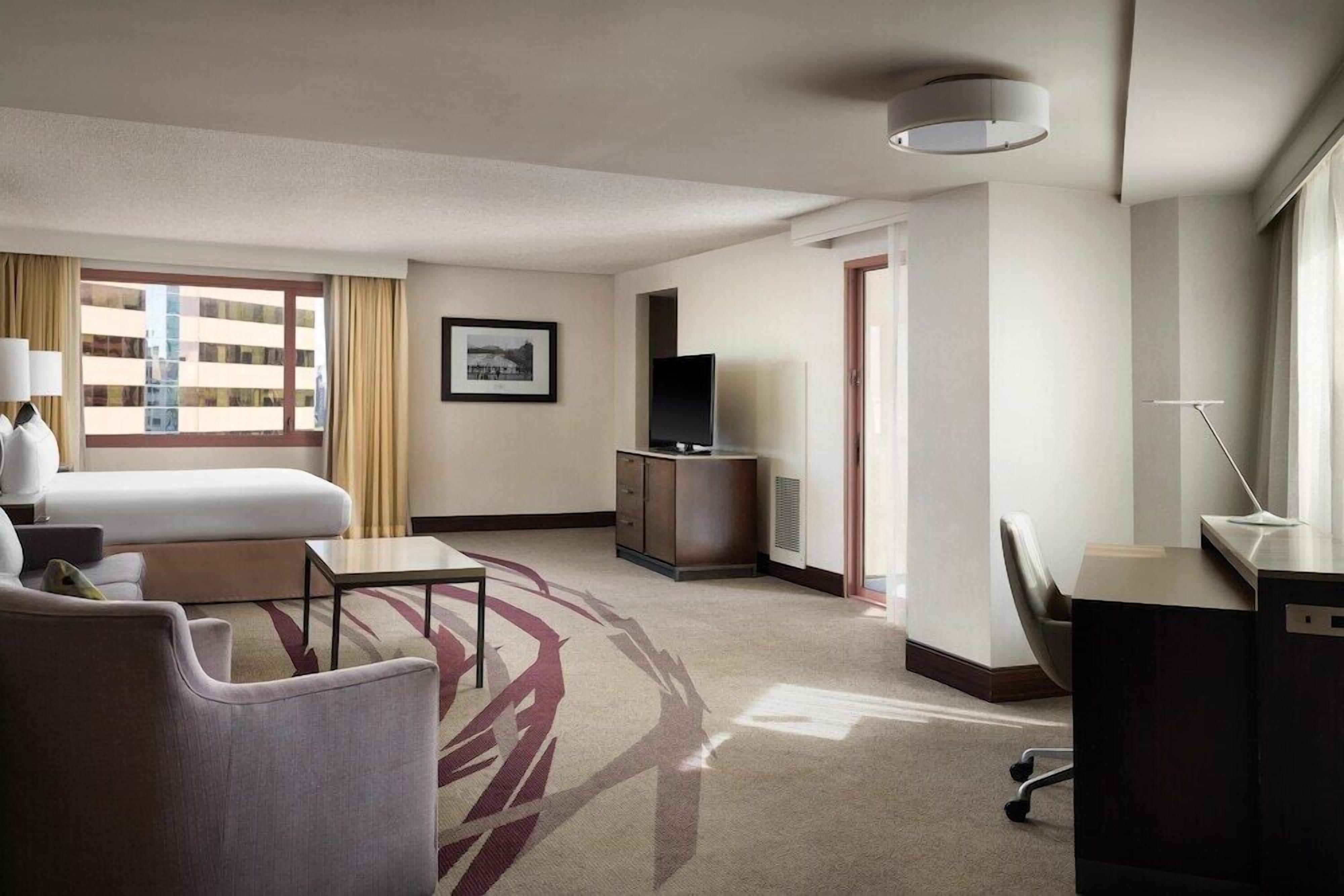 Hypo-allergenic bedding, down comforters, in-room safe, desk