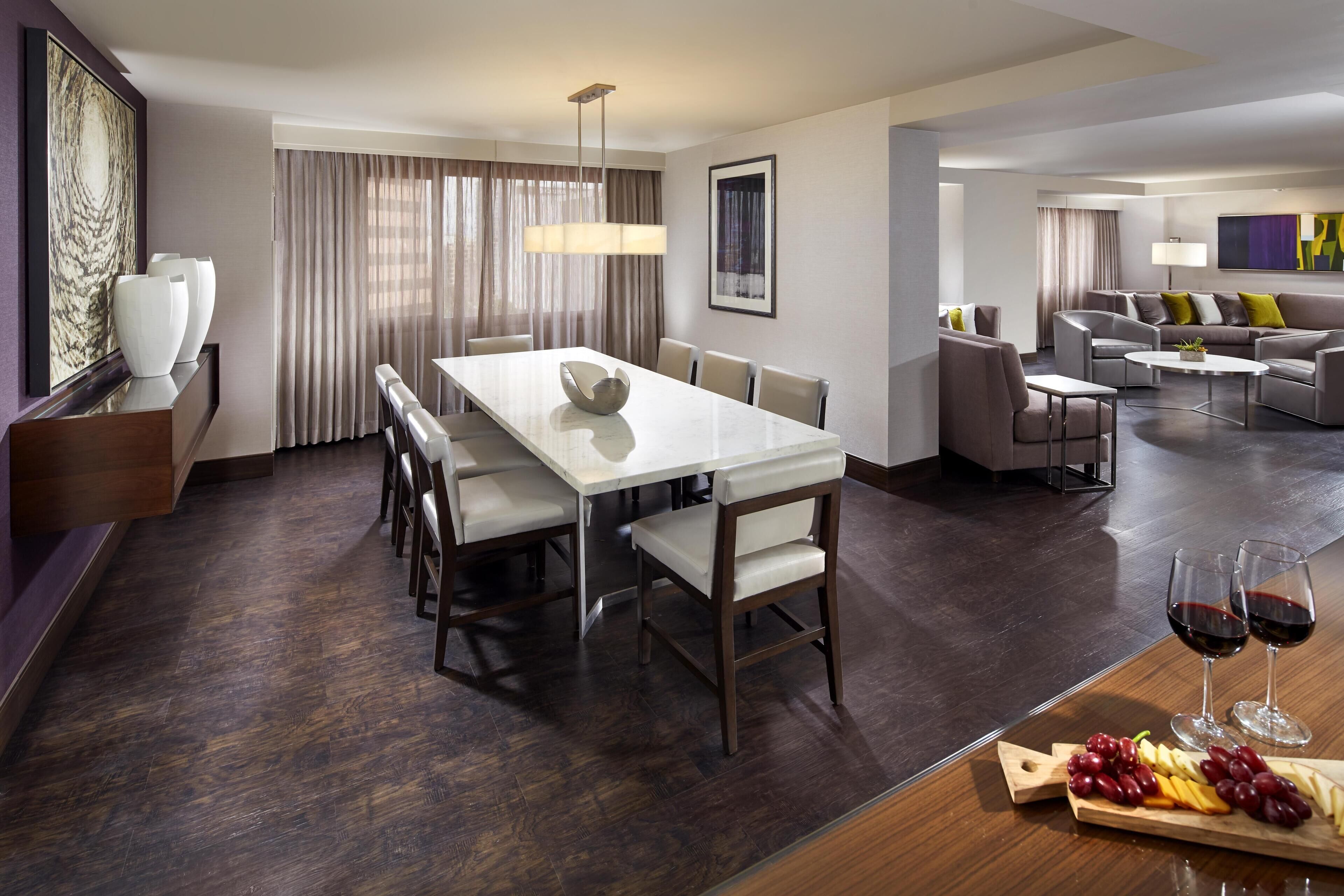 套房, 1 张特大床, 无烟房 | 起居区 | 55-英寸液晶电视（配备卫星频道）、电视、游戏机