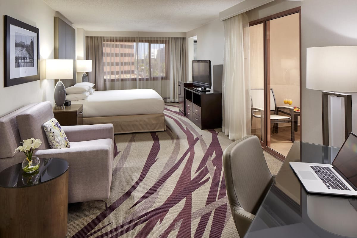 Quarto, 1 cama King, sacada, no canto | Roupas de cama antialérgicas, edredons de pluma, cofres nos quartos