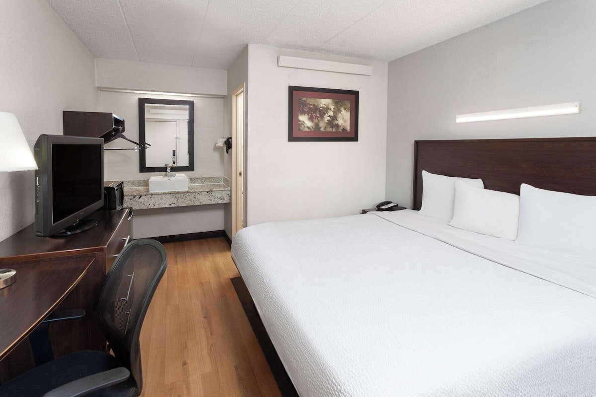 Chambre, 1 grand lit, non-fumeurs | Coffres-forts dans les chambres, bureau, rideaux occultants