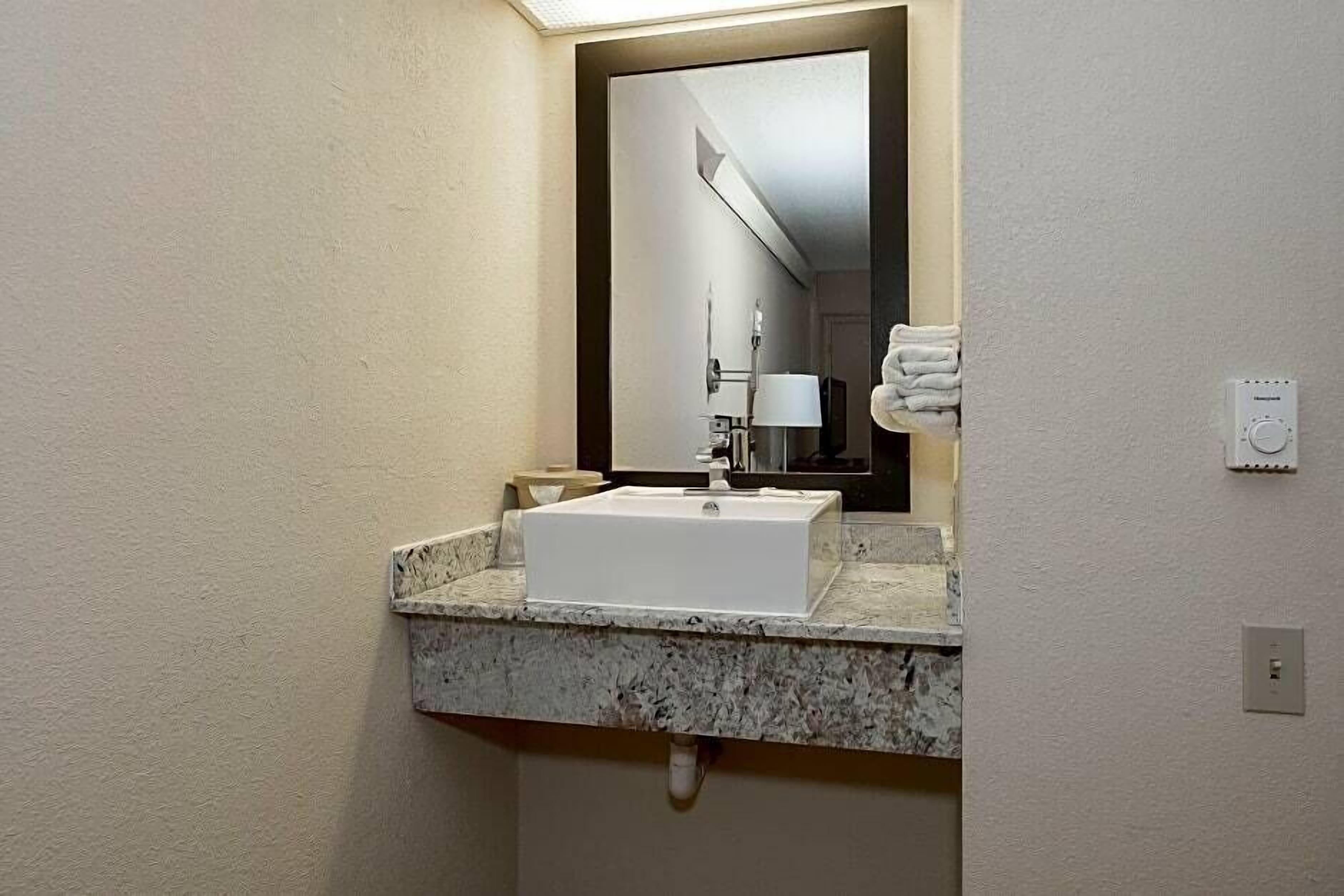 Zimmer, 2 Doppelbetten, barrierefrei, Nichtraucher (Mobility, Bathtub w/Grab Bars) | Badezimmer | Duschwanne, Haartrockner, Handtücher