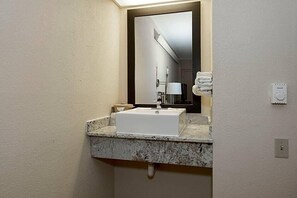 Kamar, 2 Tempat Tidur Double, akses difabel, Bebas Asap Rokok (Mobility, Bathtub w/Grab Bars) | Kamar mandi | Kombinasi shower/bathtub, pengering rambut, dan handuk