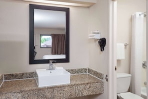 Combined shower/bathtub, hair dryer, towels