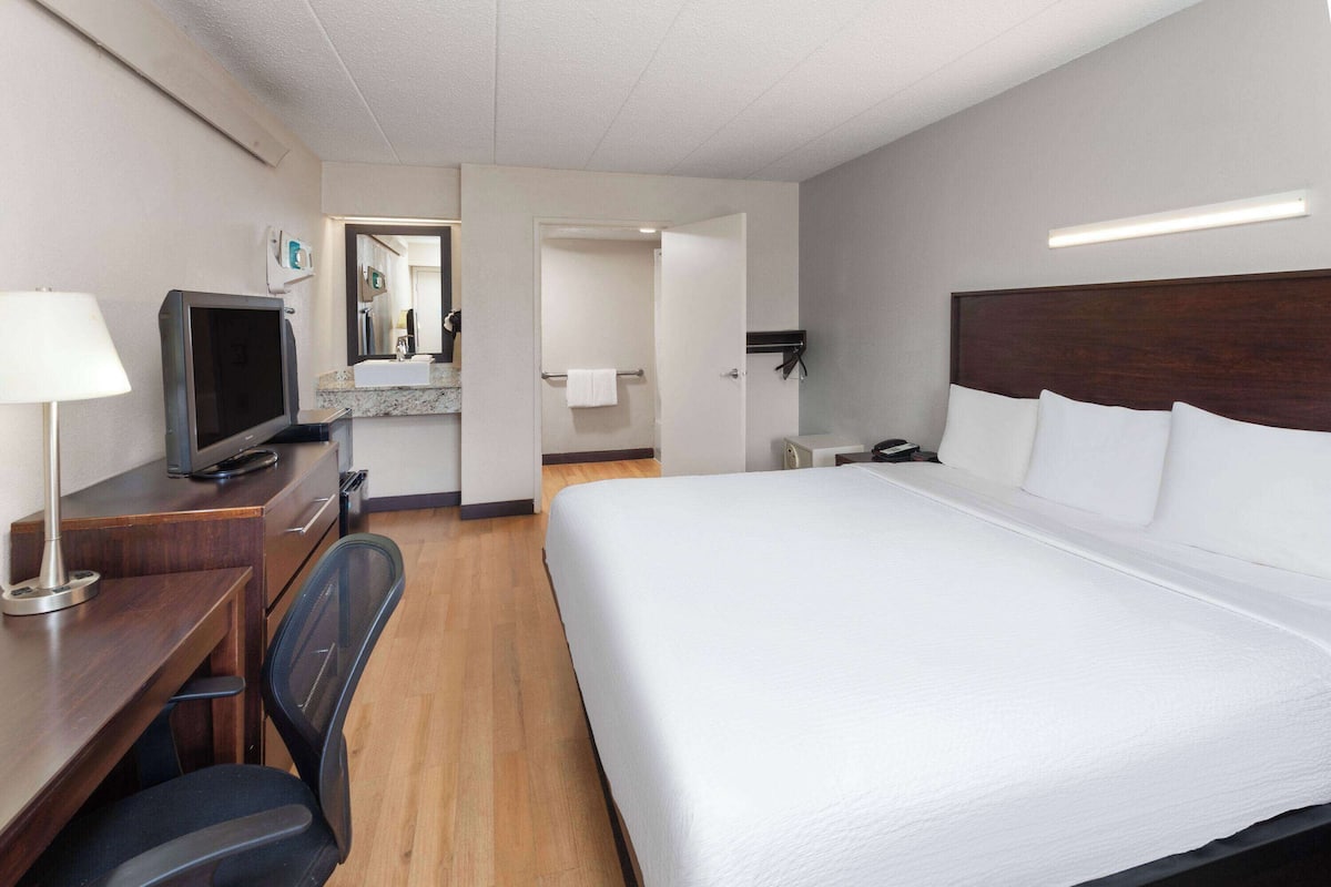 Chambre, 1 très grand lit, non-fumeurs (Mobility, Bathtub w/Grab Bars) | Coffres-forts dans les chambres, bureau, rideaux occultants