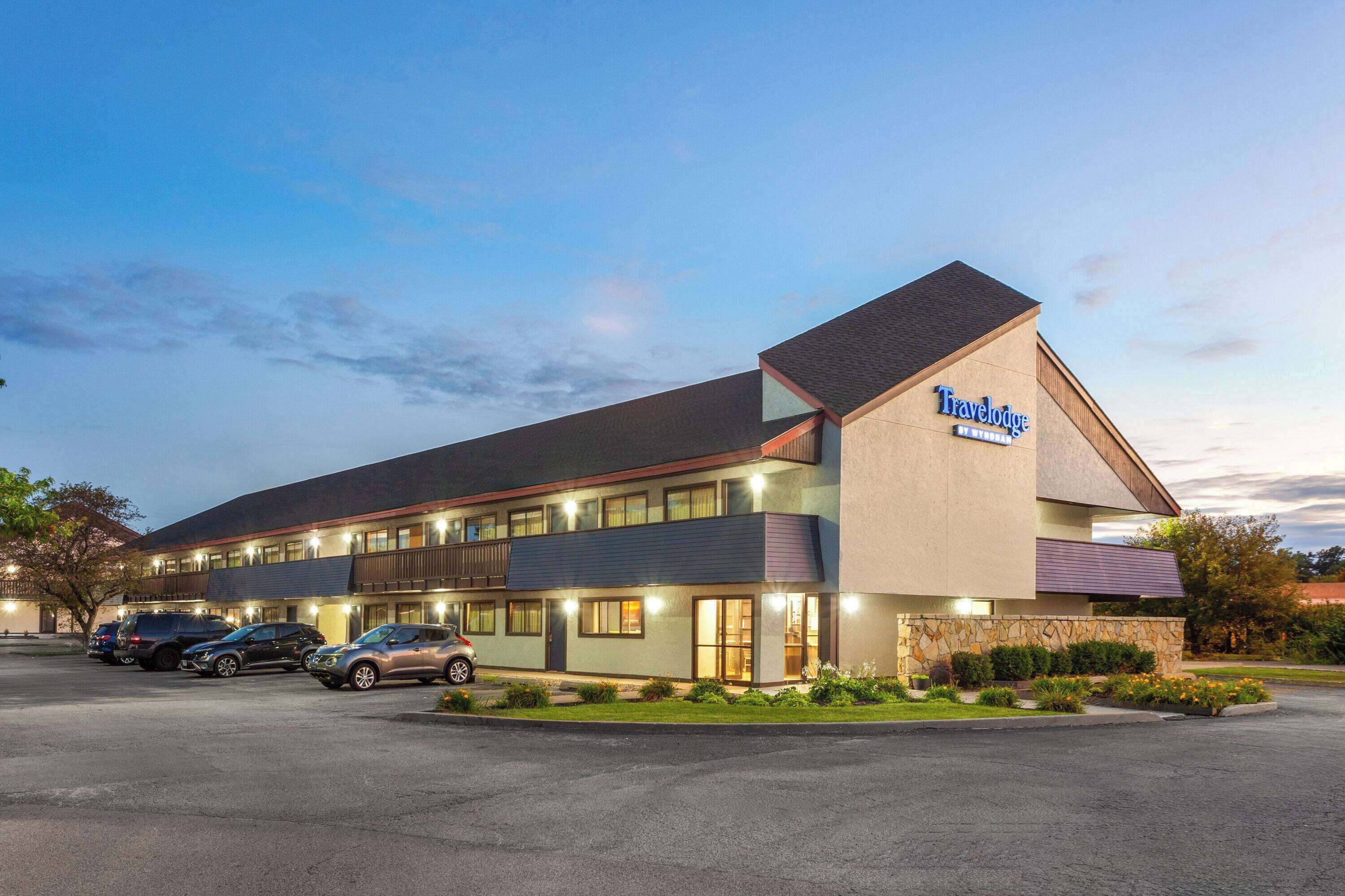 Un hôtel Travelodge au design moderne, doté d’un parking pouvant accueillir plusieurs voitures et d’une pelouse bien entretenue.