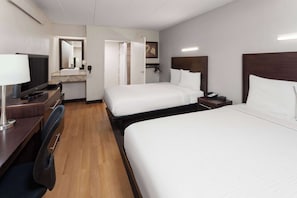 Chambre, 2 lits doubles, accessible aux personnes à mobilité réduite (Mobility, Roll-In Shower) | Coffres-forts dans les chambres, bureau, rideaux occultants