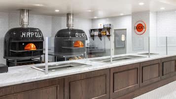 2 restaurantes; se sirven desayunos, almuerzos y cocina americana