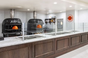 2 Restaurants, Frühstück, Mittagessen, Abendessen, amerikanische Küche