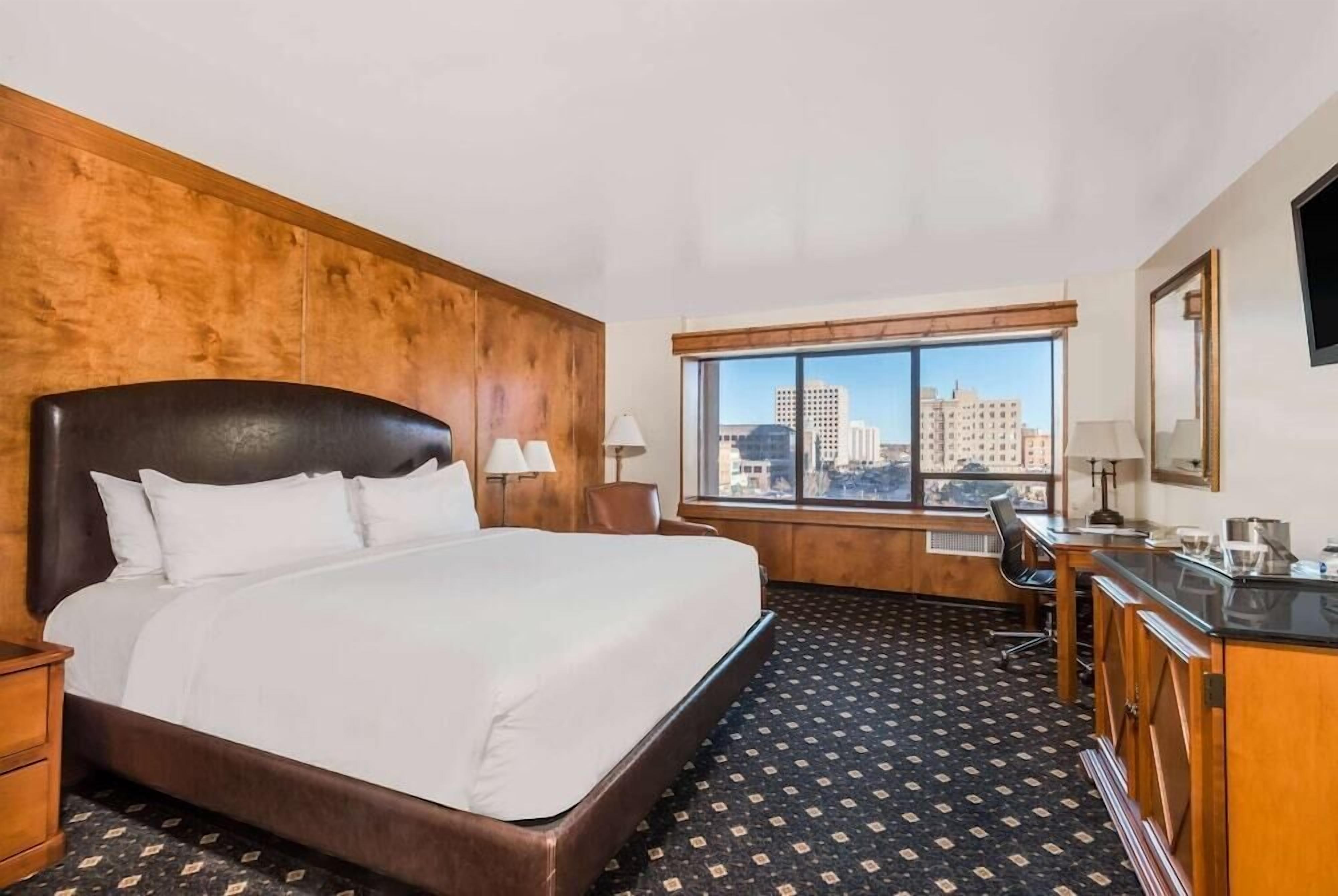 Hypo-allergenic bedding, pillowtop beds, in-room safe, desk