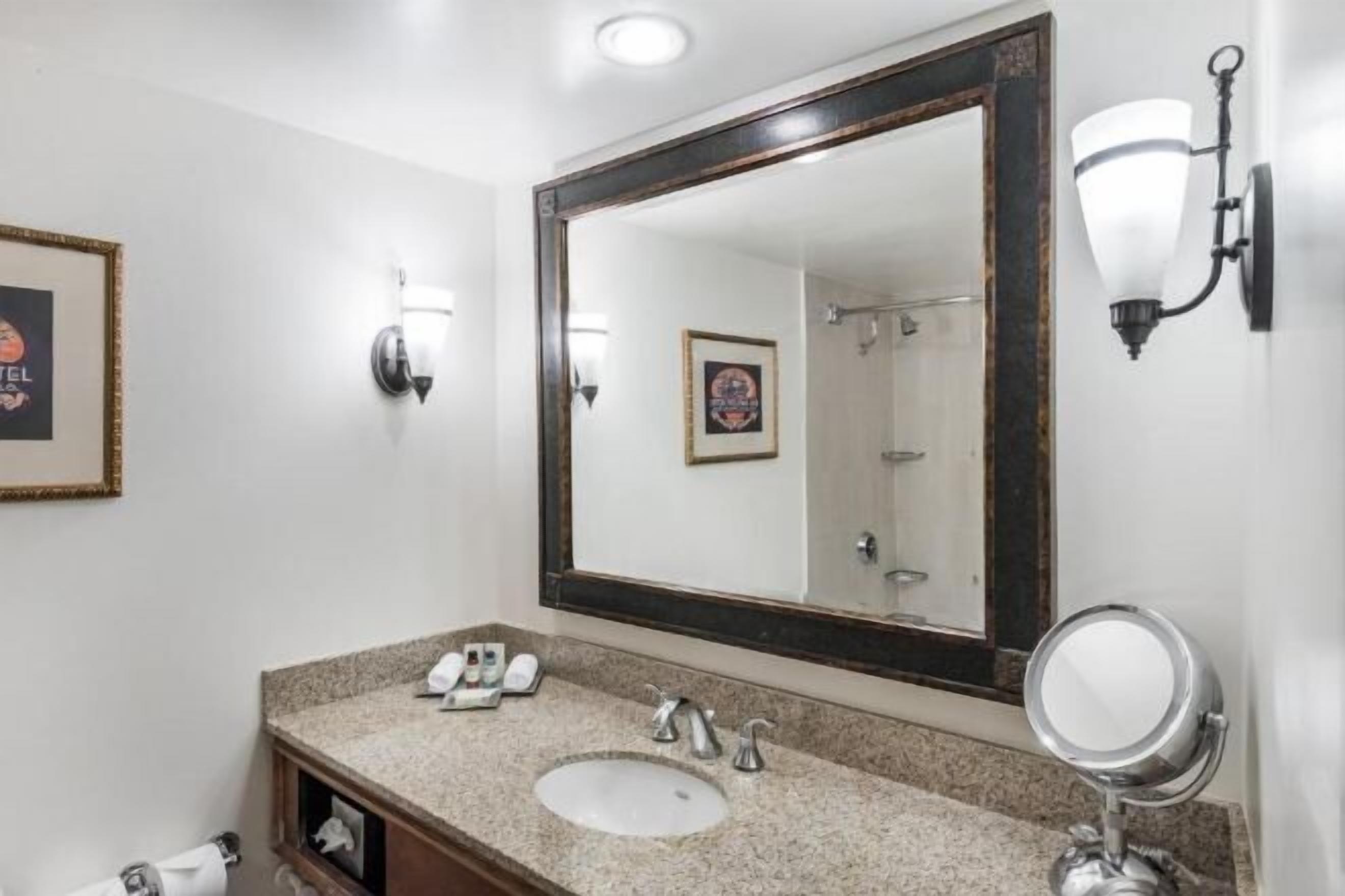 Duschwanne, kostenlose Toilettenartikel, Haartrockner, Handtücher