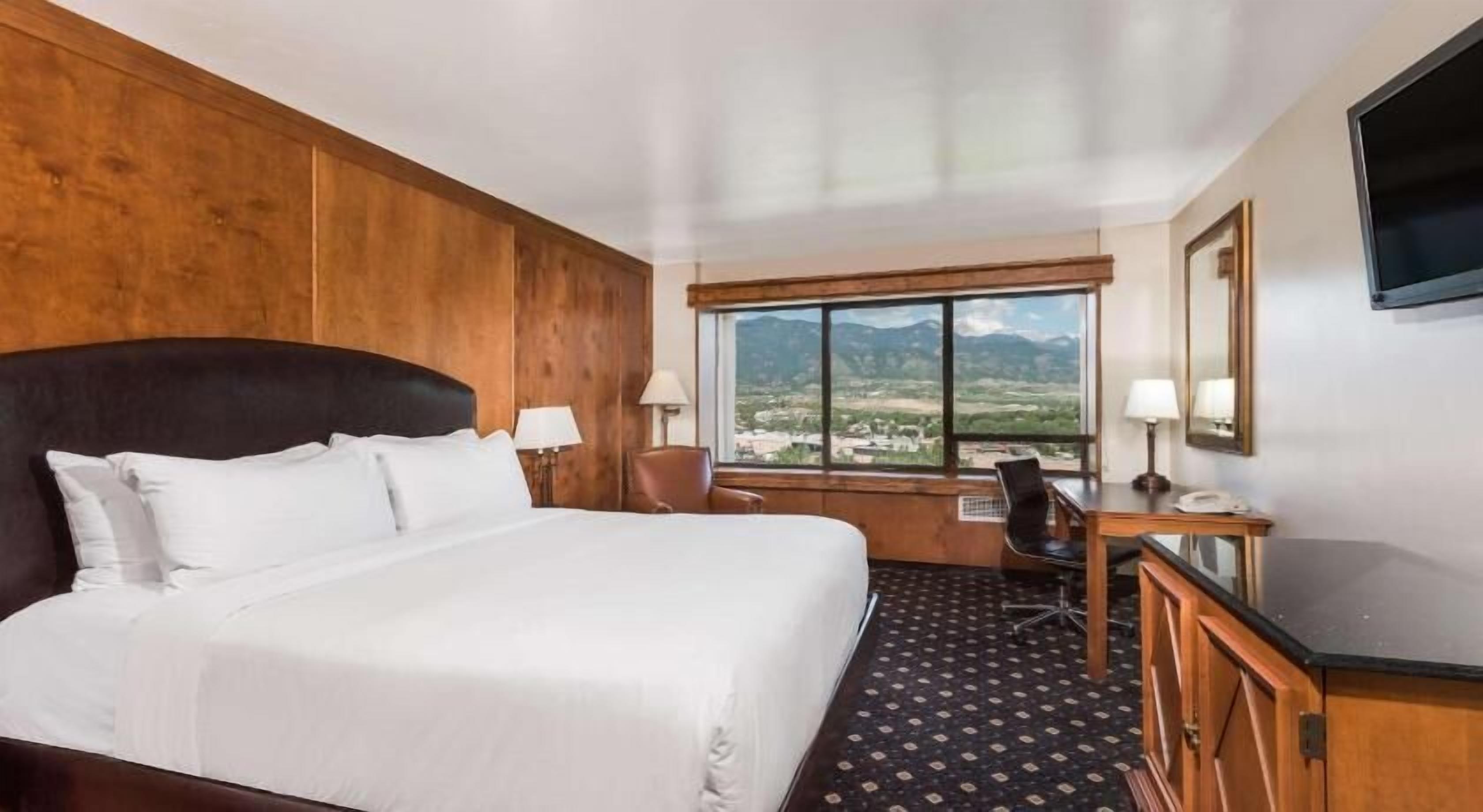 Hypo-allergenic bedding, pillowtop beds, in-room safe, desk