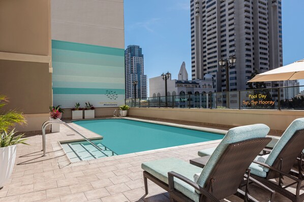 Außenpool, beheizter Pool, Sonnenschirme, Liegestühle