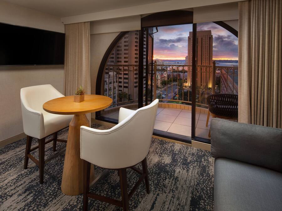 Suíte júnior, 1 cama King, vista para a baía (Balcony) | Roupas de cama de algodão egípcio, roupas de cama premium