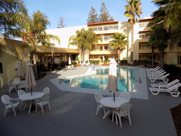 Outdoor pool - Ramada by Wyndham Sacramento (Sacramento)
