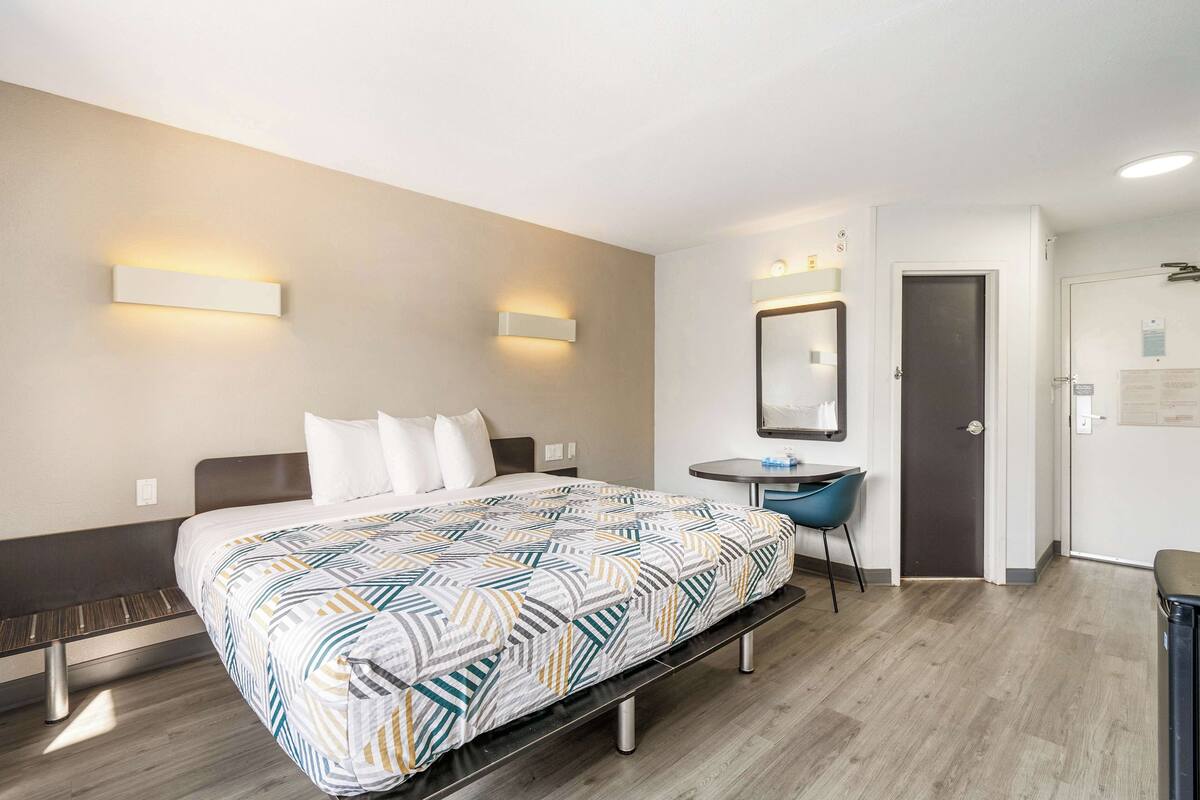 Een minibar, een bureau, verduisterende gordijnen