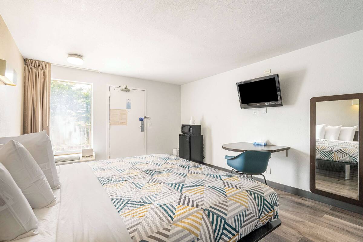 Een minibar, een bureau, verduisterende gordijnen