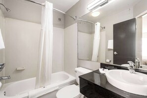 Combined shower/tub, free toiletries, hair dryer, towels