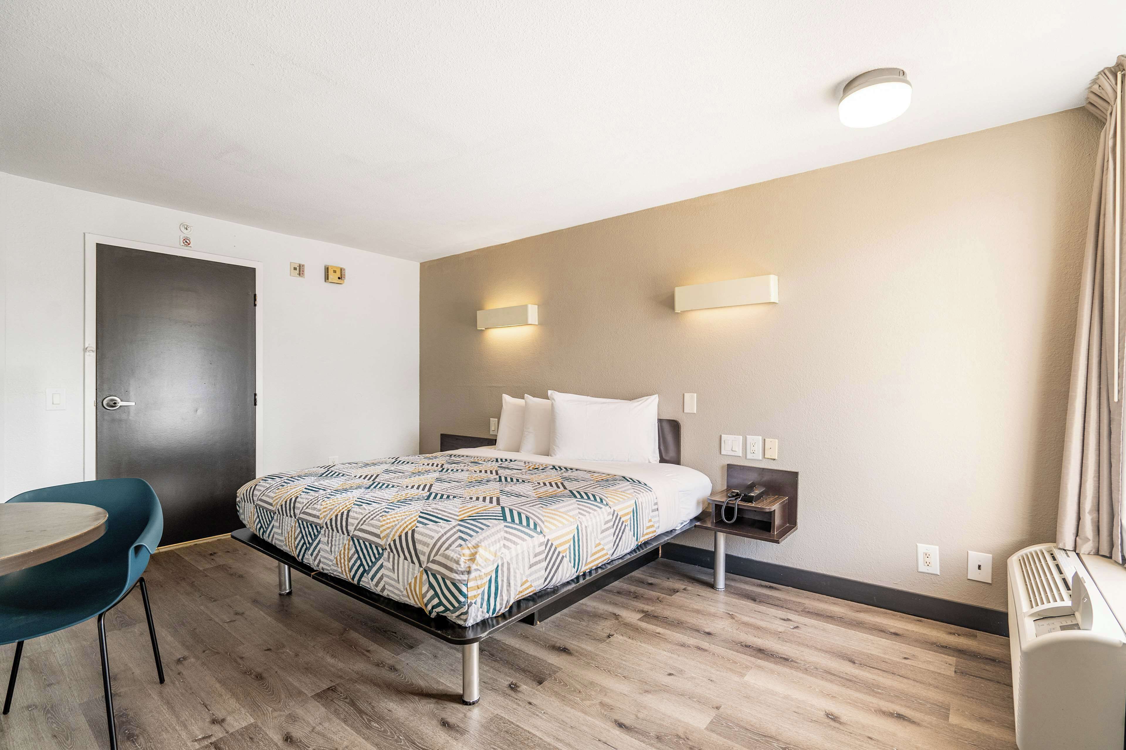 Frigobar, escrivaninha, cortinas blackout, ferros/tábuas de passar roupa