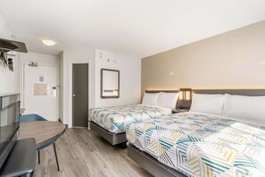 Een minibar, een bureau, verduisterende gordijnen