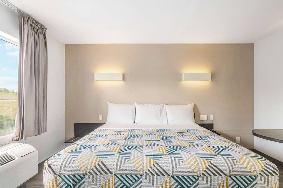 Frigobar, escrivaninha, cortinas blackout, ferros/tábuas de passar roupa