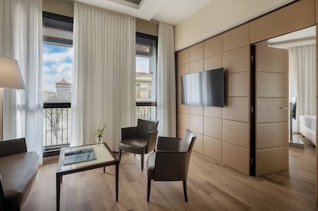 Suite, 1 Doppelbett | Daunenbettdecken, Minibar, Zimmersafe, Schreibtisch. UNA Hotels Cusani Milano
