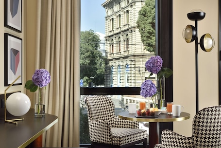Premium-Doppelzimmer | Daunenbettdecken, Minibar, Zimmersafe, Schreibtisch. UNA Hotels Cusani Milano