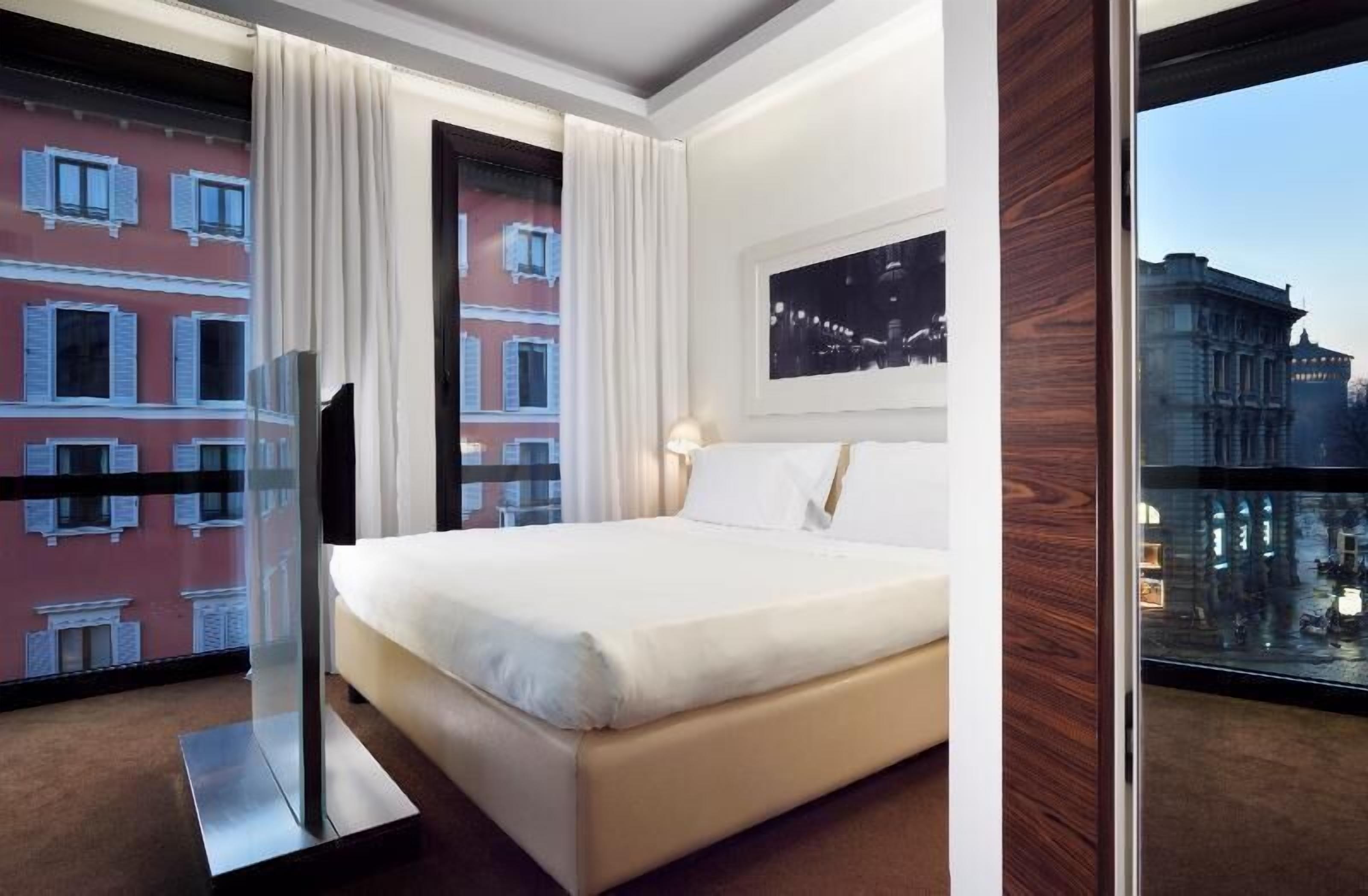 Down comforters, minibar, in-room safe, desk