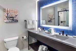 Combined shower/tub, rainfall showerhead, designer toiletries - Hilton Vacation Club Hotel Blake Chicago (Chicago)
