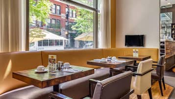 Serviço de café da manhã, culinária regional, restaurante ao ar livre