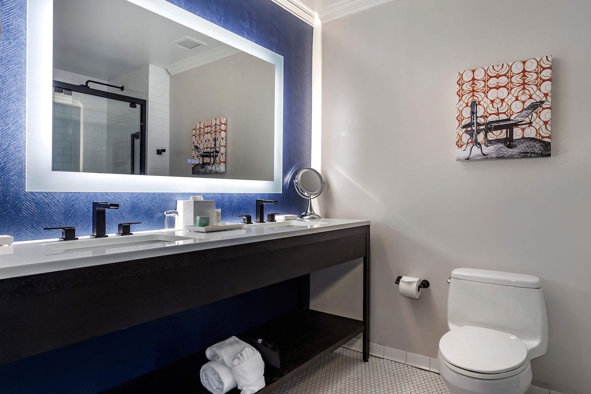 Combined shower/tub, rainfall showerhead, designer toiletries