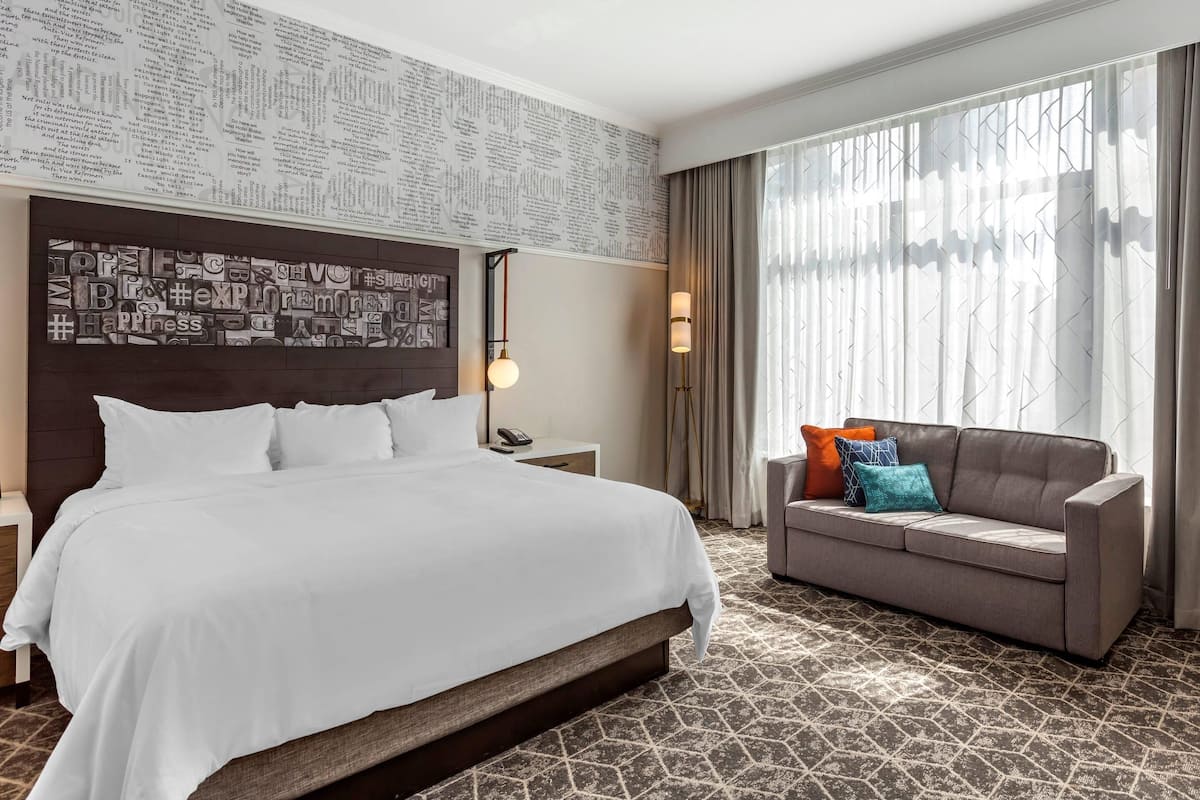 Standard Room, 1 King Bed, Non Smoking | Egyptian cotton sheets, premium bedding, pillow-top beds, in-room safe