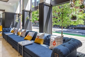 Lobby sitting area - Hilton Vacation Club Hotel Blake Chicago (Chicago)