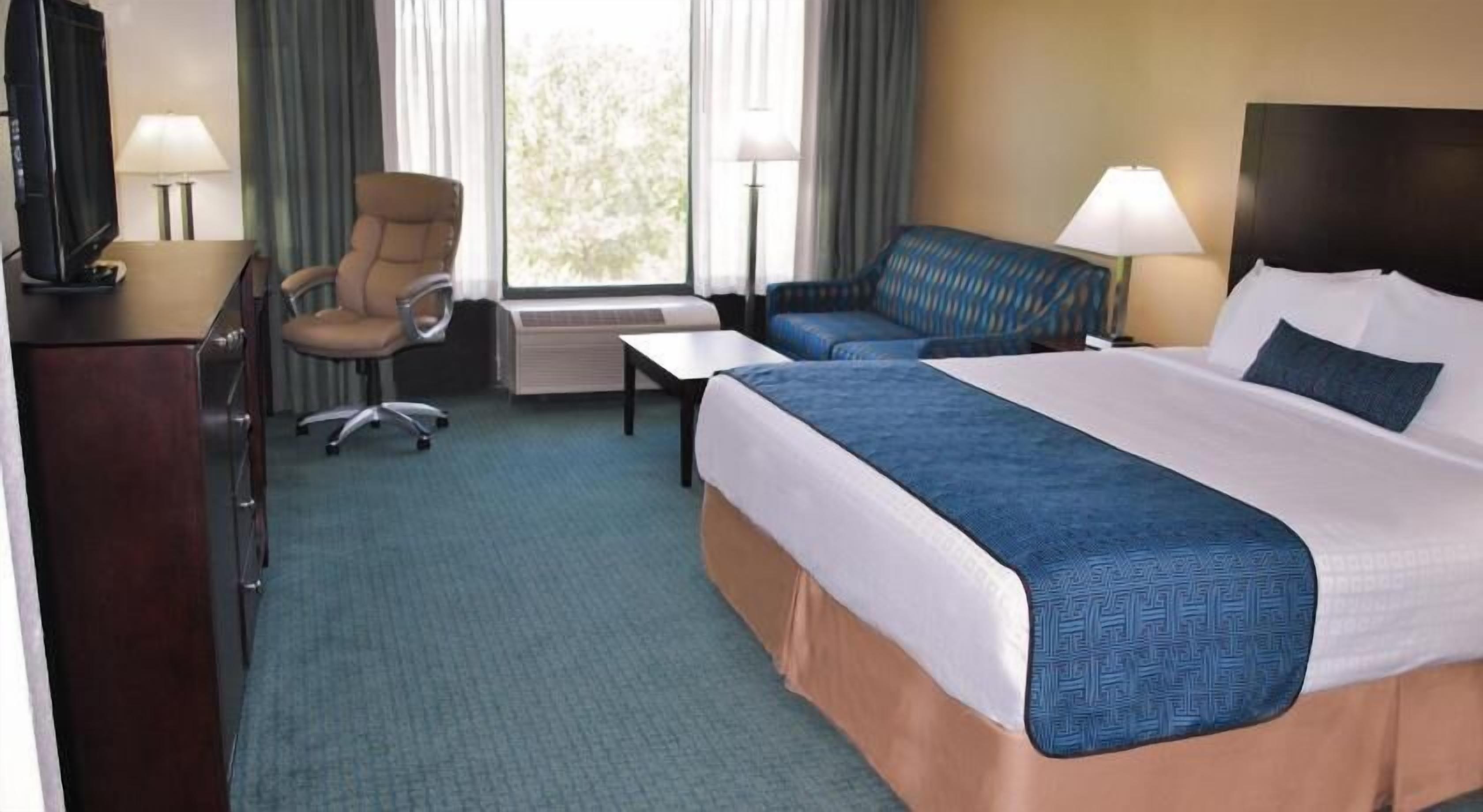 고급 침구, 책상, 노트북 작업 공간, 암막 커튼