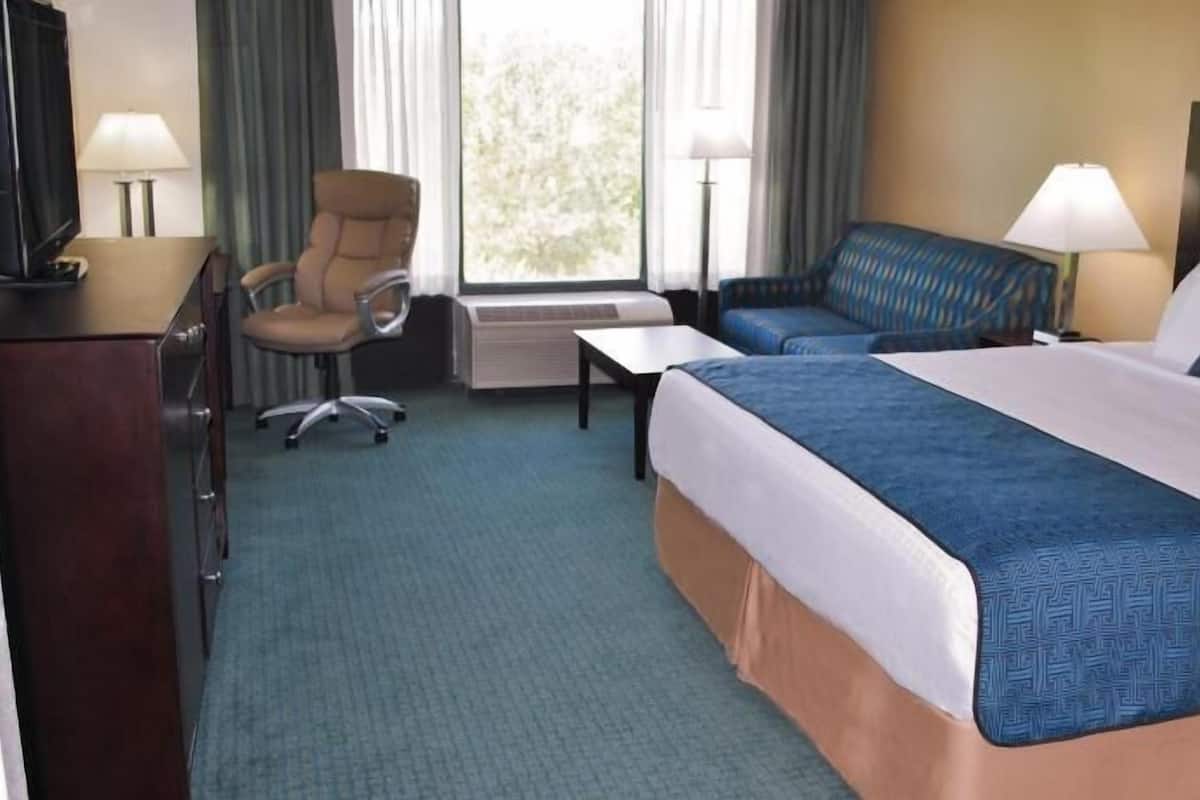 Luxe beddengoed, een bureau, een laptopwerkplek