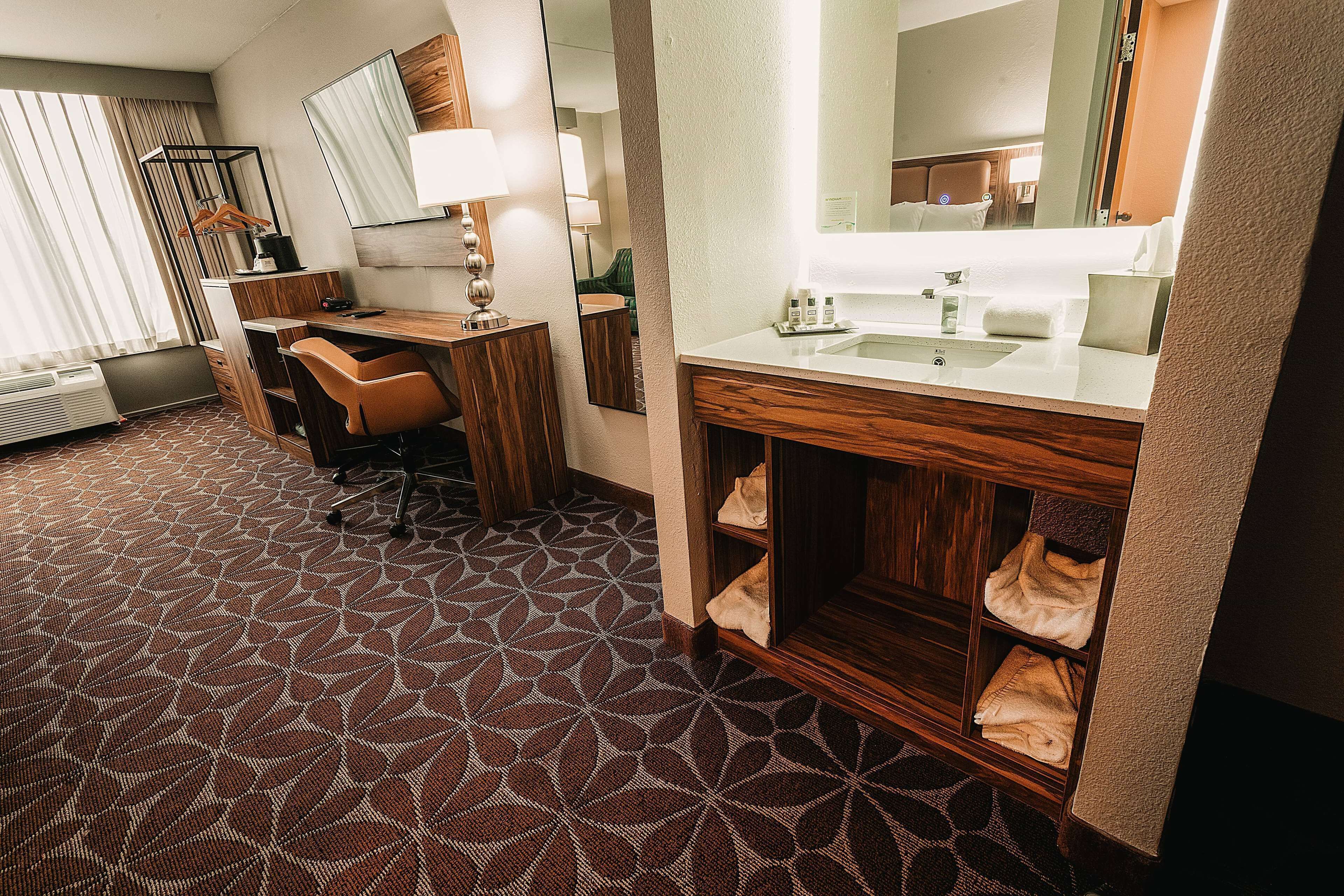 غرفة - سريران مزدوجان - لغير المدخنين | أغطية فراش متميزة ومكتب ومساحة عمل للكمبيوتر المحمول وستائر تعتيم