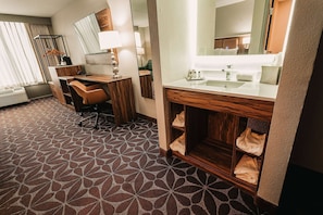 Kamer, 2 tweepersoonsbedden, niet-roken | Luxe beddengoed, een bureau, een laptopwerkplek