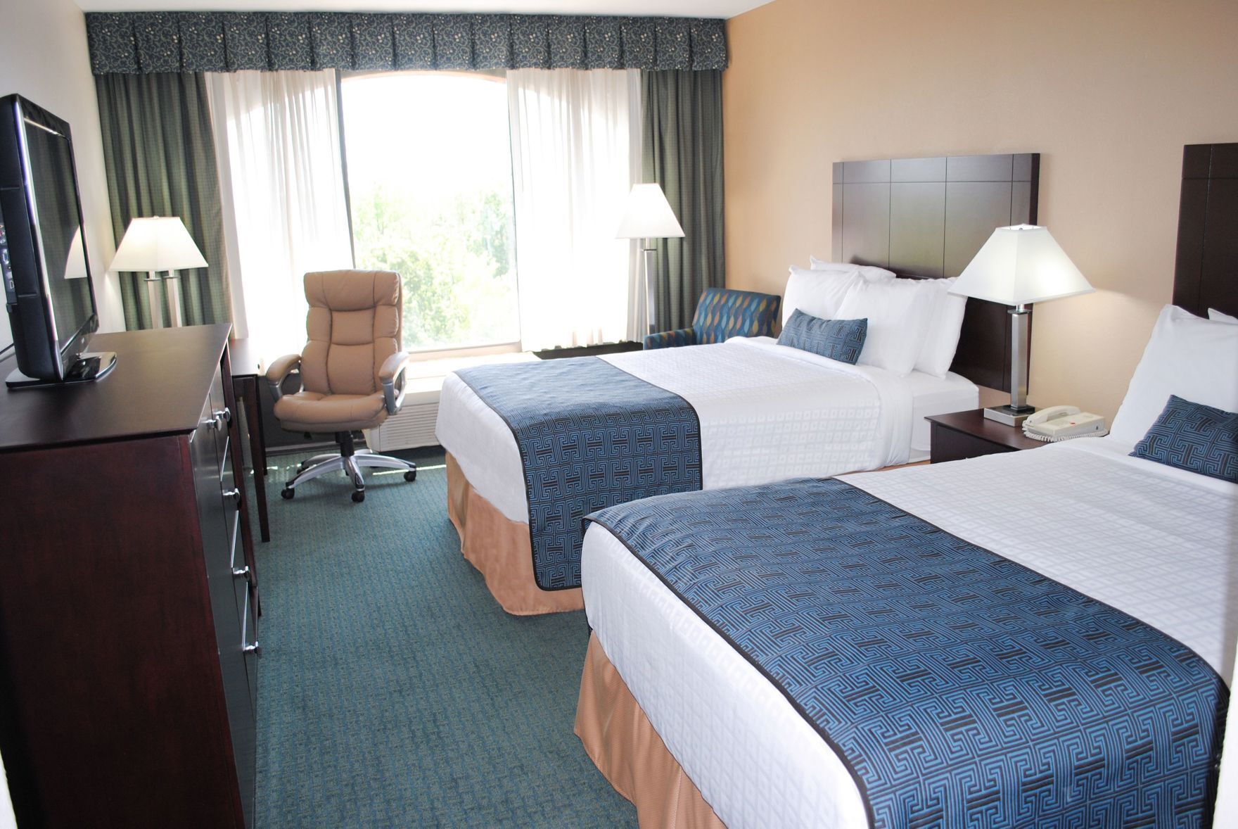 고급 침구, 책상, 노트북 작업 공간, 암막 커튼