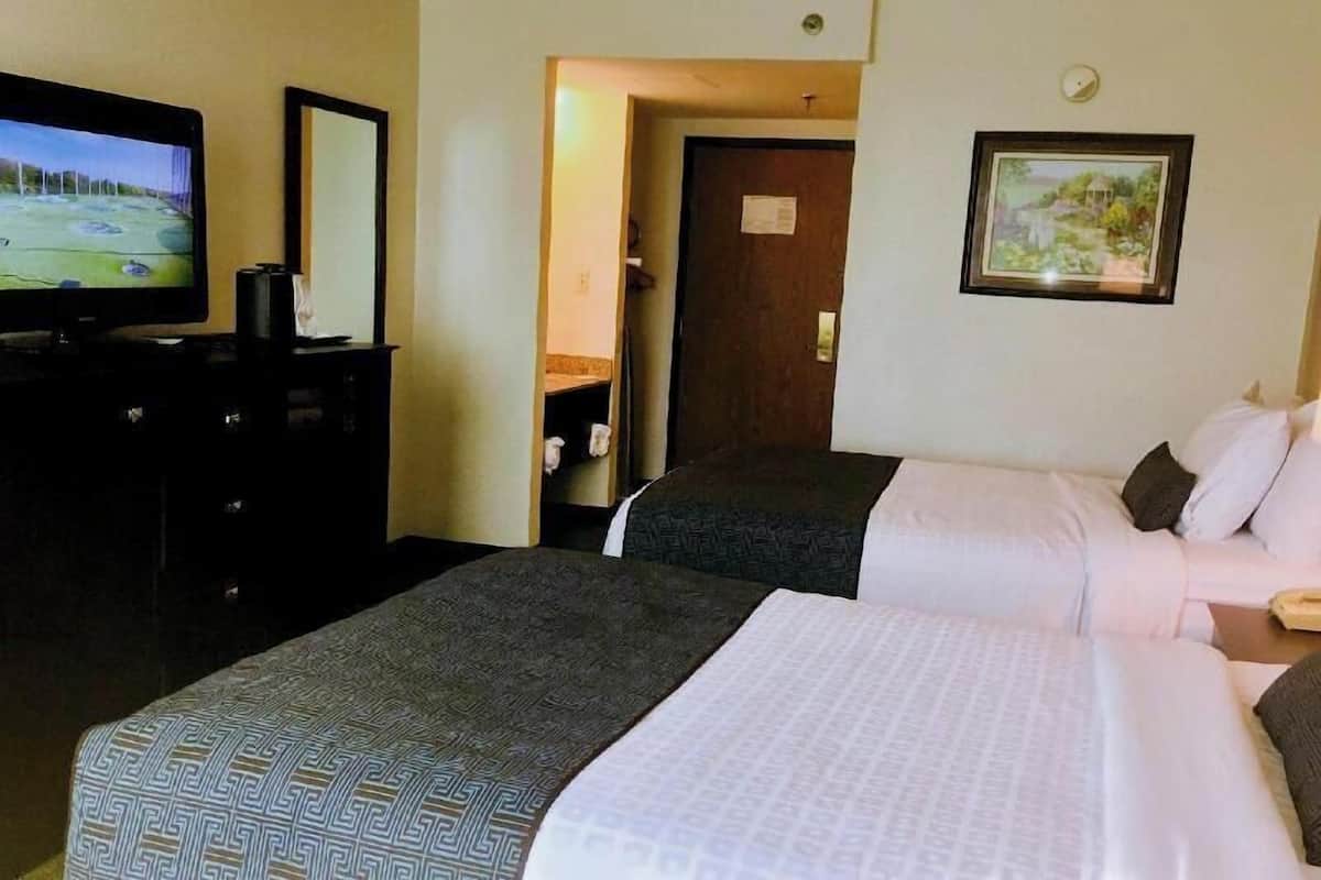 Luxe beddengoed, een bureau, een laptopwerkplek