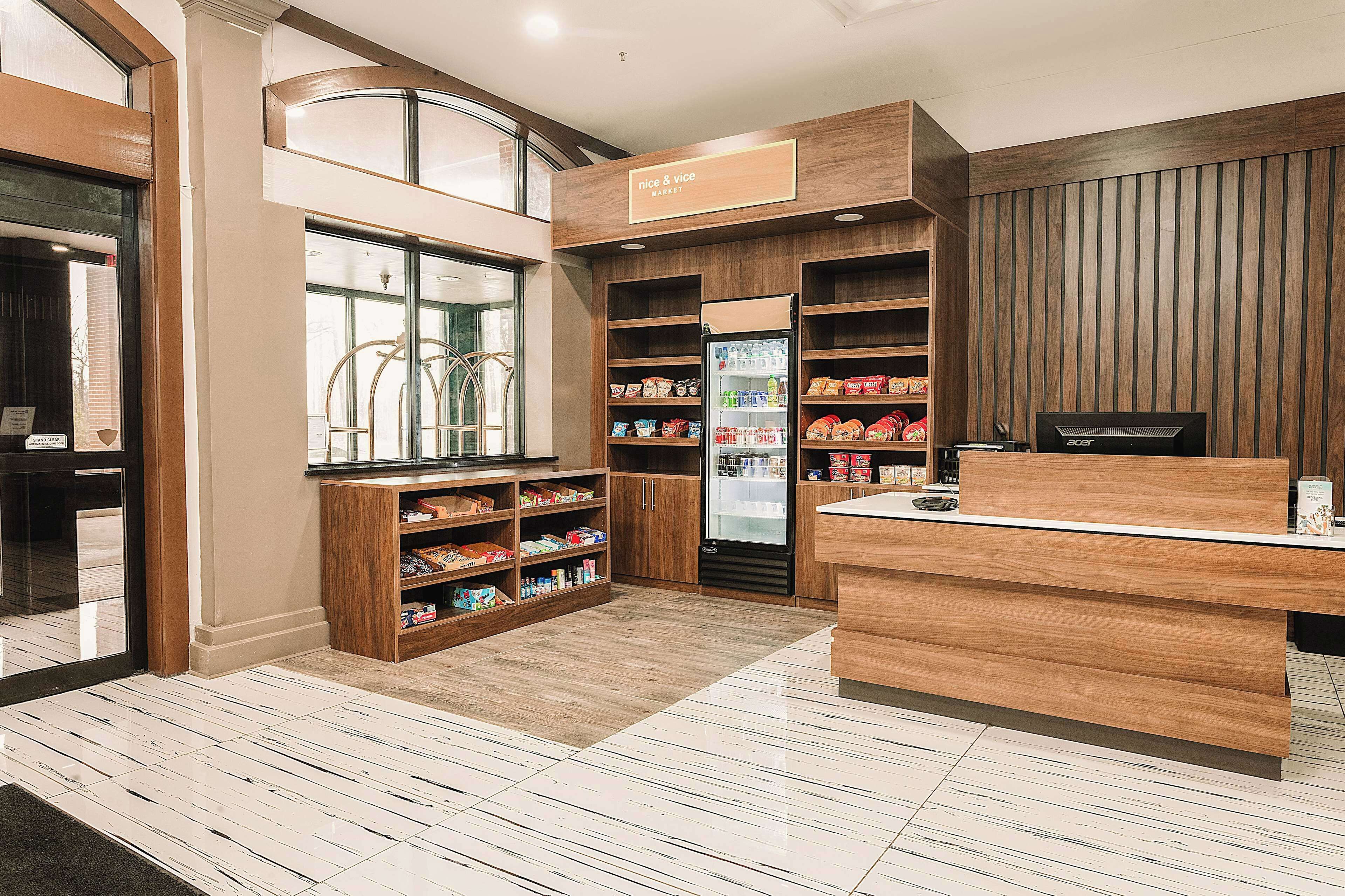 Une cuisine moderne avec des meubles en bois, un réfrigérateur et une enseigne indiquant « Nice & Vice Market ».
