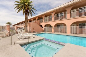 Seasonal outdoor pool - Days Inn by Wyndham Bullhead City (Bullhead City)