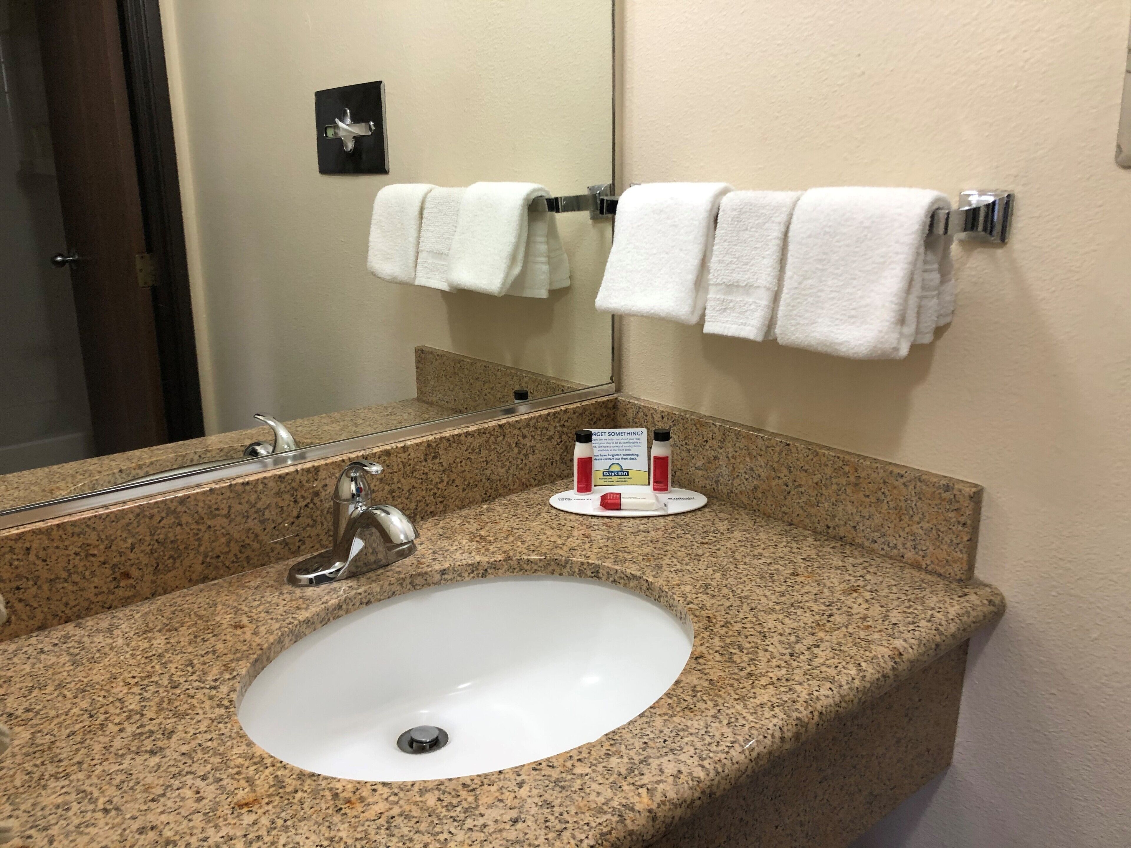 Habitación, 2 camas Queen size, con acceso para personas discapacitadas (Mobility) | Baño | Tina con regadera, amenidades de baño gratuitas, secadora de cabello 