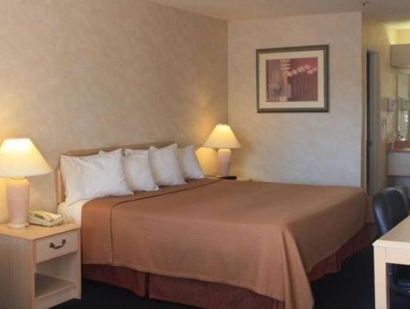 Escrivaninha, cortinas blackout, ferros/tábuas de passar roupa