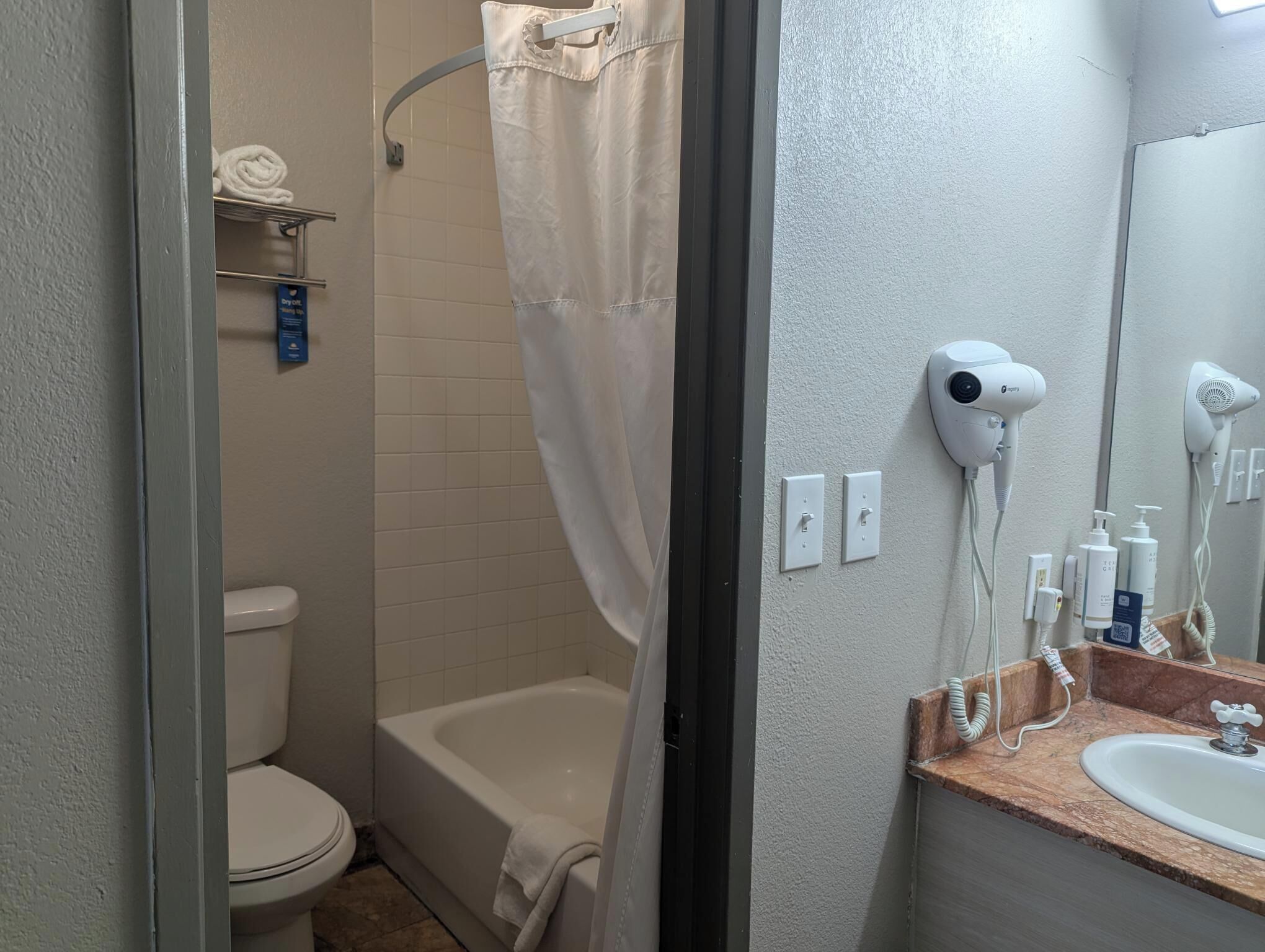 Tina con regadera, amenidades de baño gratuitas, secadora de cabello 