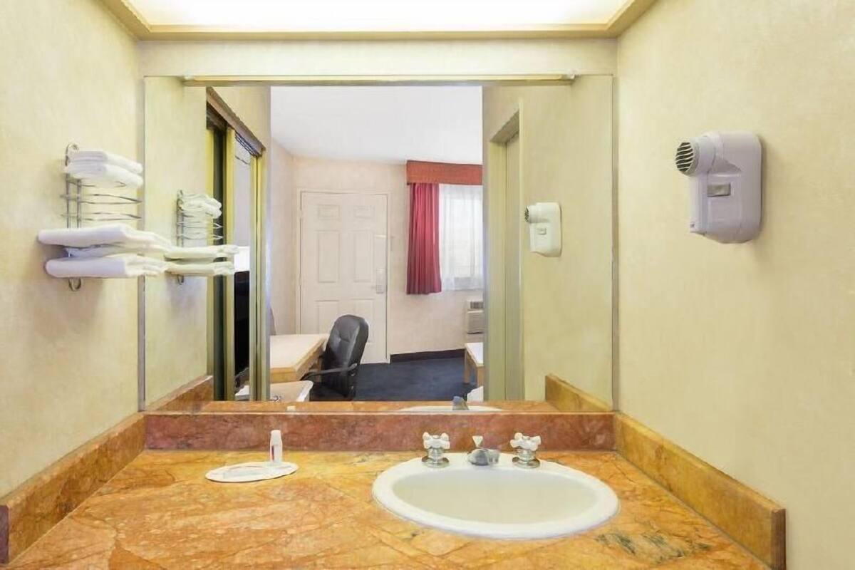 Bathroom | Combined shower/tub, free toiletries, hair dryer, towels
