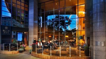 2 bars/lounges