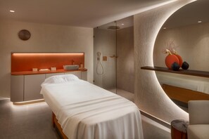 Couples treatment rooms, sauna, steam room, body treatments